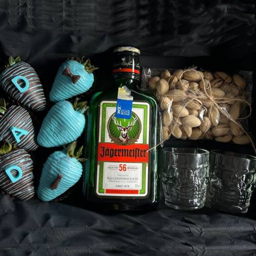 6 fresas/ jaggermaister de 200ml/ pistachos/ 2 shots